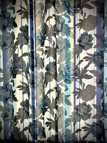 Yatak odasının camında mavi bir çiçek deseni var..