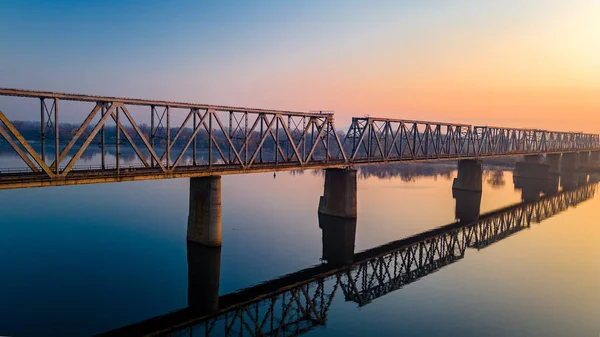Şehir merkezinde şafaktan önce sakin nehir Dinyeper üzerine yansıtılan demiryolu köprüsünün hava görüntüsü. Kiev, Ukrayna 'da Gündoğumu.