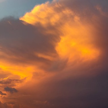 Gök gürültülü fırtına, yağmur bulutlarından sonra kırmızı, altın çağda muson yağmurları. Yüksek kalite fotoğraf