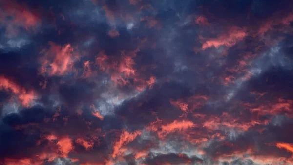 Ciel Nocturne Coloré Crépuscule Ciel Crépusculaire Cumulus Couleur Rouge Photo — Photo