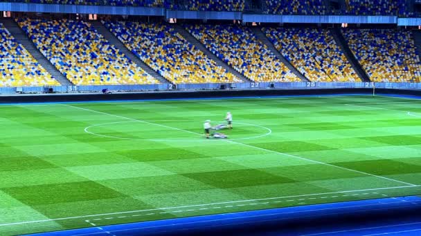 2021 Olympisch Stadion Kiev Oekraïne Time Lapse Werknemers Maaien Gras — Stockvideo