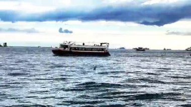 İstanbul 'da gemiler ve güzel bulutlarla dolu güzel bir panoramik zaman atlaması. İstanbul, Türkiye. 2021 sonbaharında. Yüksek kaliteli FullHD görüntüler