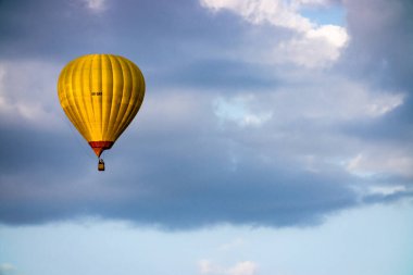 Gün batımından sonra gökyüzünde renkli bir balon süzülür.