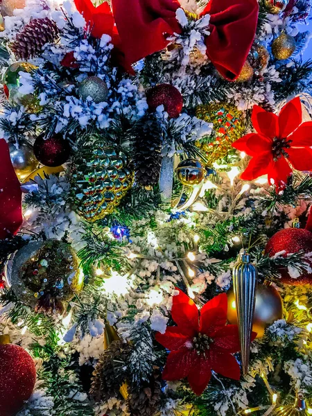 Изображение полностью украшенного и светлого рождественского дерева. Рождественская открытка. Ноэль. Фон гирлянды огней. С Новым Годом. Вид спереди. — стоковое фото