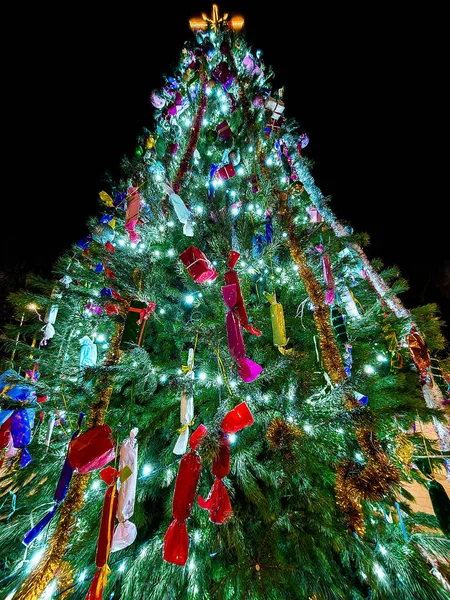 Κάτοψη χριστουγεννιάτικου δέντρου στολισμένου με παιχνίδια και γιρλάντες με φωτισμό. — Φωτογραφία Αρχείου