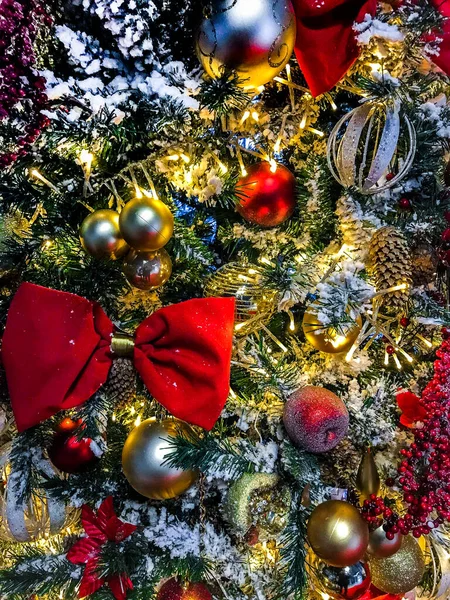 Изображение полностью украшенного и светлого рождественского дерева. Рождественская открытка. Ноэль. Фон гирлянды огней. С Новым Годом. Вид спереди. — стоковое фото