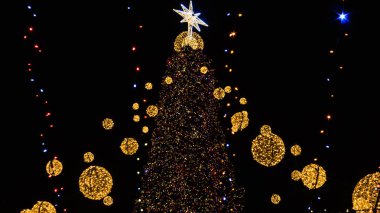 Geceleri renkli ışıkları olan bir Noel ağacı. Yüksek kalite fotoğraf.