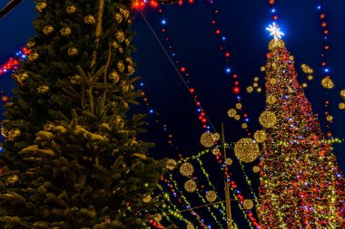 Kyiv, Ukrayna-Ocak 03.2021: Kyiv 'deki Sofya Meydanı' ndaki Ana Ukrayna 'nın Yeni Yıl ağacının geniş açılı görüntüsü. Peri masalı süslenmiş ağaç ve Sophia Meydanı 'ndaki Noel pazarı. Manzaralı kış akşamı. Yüksek kalite fotoğraf