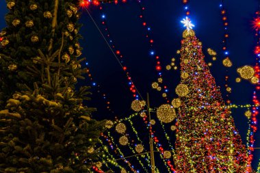 Kyiv, Ukrayna-Ocak 03.2021: Kyiv 'deki Sofya Meydanı' ndaki Ana Ukrayna 'nın Yeni Yıl ağacının geniş açılı görüntüsü. Peri masalı süslenmiş ağaç ve Sophia Meydanı 'ndaki Noel pazarı. Manzaralı kış akşamı. Yüksek kalite fotoğraf