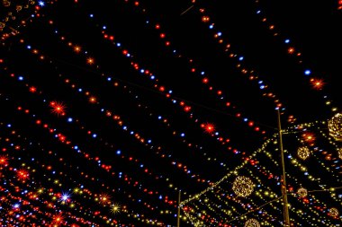 Karanlık bir arka planda Noel çelengi, ampul arkaplanı. Yüksek kalite fotoğraf.