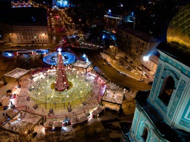 Kyiv, Ukrayna - 02 Ocak 2021: Kiev 'deki Sofya Meydanı' ndaki Ana Ukrayna 'nın Yeni Yıl ağacının üst manzarası. Arka planda antik Sophia katedralinin çan kulesi. Manzaralı kış akşamı. Yüksek kalite fotoğraf
