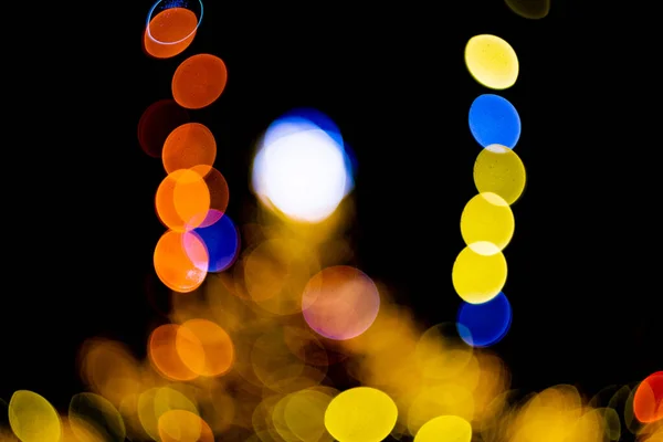 Karanlık bir arka planda Noel çelengi, ampul arka planında Bokeh. Yüksek kalite fotoğraf