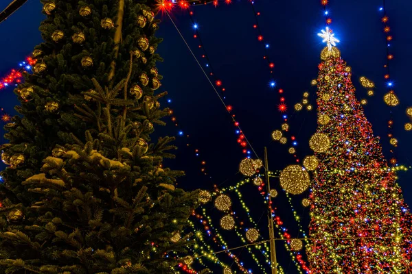 Kyiv, Ukrayna-Ocak 03.2021: Kyiv 'deki Sofya Meydanı' ndaki Ana Ukrayna 'nın Yeni Yıl ağacının geniş açılı görüntüsü. Peri masalı süslenmiş ağaç ve Sophia Meydanı 'ndaki Noel pazarı. Manzaralı kış akşamı. Yüksek kalite fotoğraf