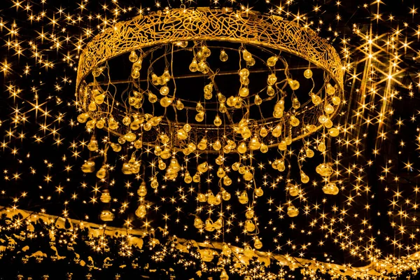 Siyah arka planda izole edilmiş düğün ışıkları. Yüksek kalite fotoğraf.