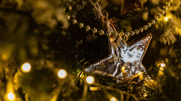 Bir fincana şenlikli kahve dolduruyorum. Yüksek kalite fotoğraf.