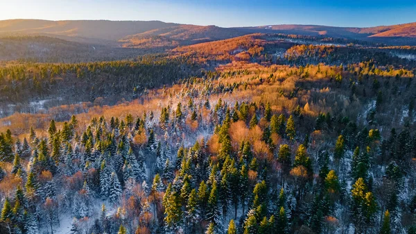Widok drona, panorama zimowego krajobrazu górskiego o wschodzie słońca — Zdjęcie stockowe