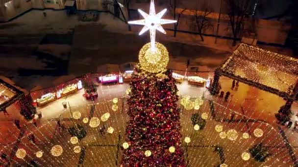 Video vom wichtigsten Weihnachtsbaum der Ukraine auf dem Sophienplatz in Kiew. Malerischer Winterabend — Stockvideo