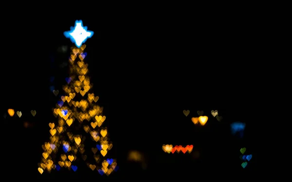 クリスマスツリーのライトが輝くからハート型のボケとお祭りの背景 コピースペース 高品質の写真 — ストック写真