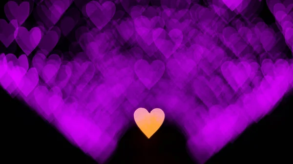 黒の背景に紫色の心を持つボケの背景 愛の概念 バレンタインデーのテーマ 高品質の写真 — ストック写真