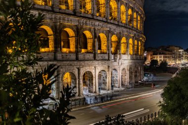 Kolezyum, Roma, İtalya yakınlarındaki hafif patikalar. Flavian Amfitiyatrosu olarak da bilinir. Akşamları ya da akşamları. Ünlü Dünya Tarihi Tarihi. Kaliteli fotoğraf