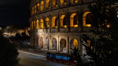 Kolezyum, Roma, İtalya yakınlarındaki hafif patikalar. Flavian Amfitiyatrosu olarak da bilinir. Akşamları ya da akşamları. Ünlü Dünya Tarihi Tarihi. Kaliteli fotoğraf