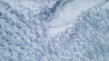 Donmuş göl yüzeyinin soyut sanatsal dokusunun üst görüntüsü. Kaliteli fotoğraf