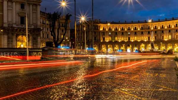 Autos Leuchten Direkt Nach Dem Regen Auf Dem Abendplatz Rom — Stockfoto