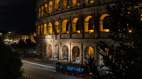 Kolezyum, Roma, İtalya yakınlarındaki hafif patikalar. Flavian Amfitiyatrosu olarak da bilinir. Akşamları ya da akşamları. Ünlü Dünya Tarihi Tarihi. Kaliteli fotoğraf