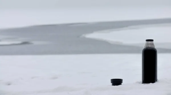 Yeşil yaprakların arka plan dokusunu güneş ışığıyla kapatın. Kaliteli fotoğraf