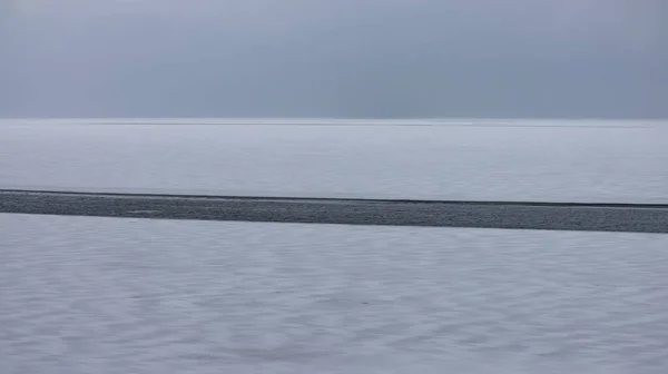 Lindo Lago Enorme Dia Nublado Superfície Lago Com Uma Rachadura — Fotografia de Stock