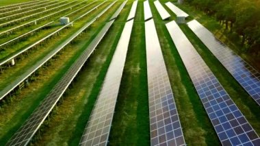 Avrupa 'da güneşli bir yaz gününde güneş panellerinin en üst görüntüsünün 4K Videosu