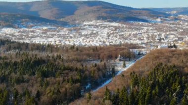 Sabahları kış ormanlarında otoyol. Hava görünümü