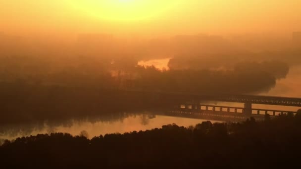4K vídeo de uma ponte ferroviária sobre o rio Dnieper, Ucrânia, cidade de Kiev — Vídeo de Stock