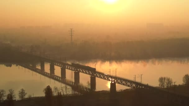 4K video de un puente ferroviario sobre el río Dniéper, Ucrania, ciudad de Kiev — Vídeos de Stock