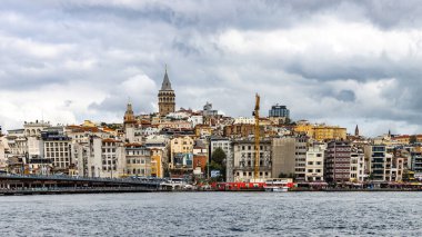 İstanbul 'un tarihi kısmından Galata Kulesi, feribot ve martı ile deniz manzarası. Hindi yolculuğu konsepti. Yüksek kalite fotoğraf