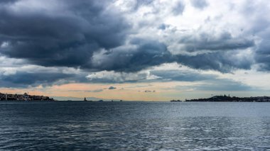 Günbatımında dramatik gökyüzü olan Boğaz Panoraması. Yüksek kalite fotoğraf