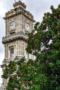 İstanbul, Türkiye - 6 Ekim 2021: Dolmabahçe Sarayı topraklarındaki saat kulesi. Yüksek kalite fotoğraf