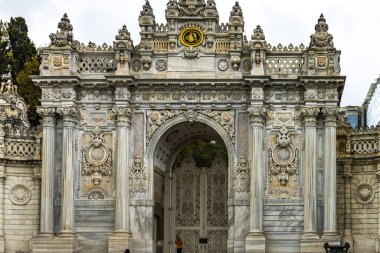 İstanbul, Türkiye - 6 Ekim 2021: Sultan 'ın Kapısı, Dolmabahce Sarayının ana giriş kapısı. Yüksek kalite fotoğraf