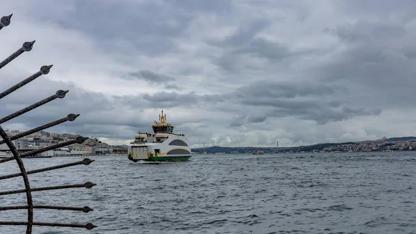 Ferry Passageiros Vai Para Istambul Através Principal Navegável Cidade Entrada — Fotografia de Stock