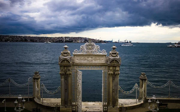 Istanbul Turkey October 2021 View Bosphorus Eastern Gate Dolmabahce Palace — Stock Photo, Image