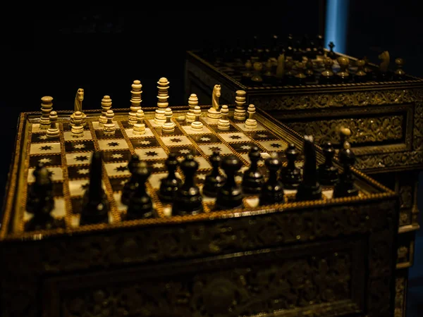 Yakın çekim - popüler bir ortaçağ strateji tahtası oyunu - satranç. Çok eski ve yıpranmış bir satranç tahtası. Yüksek kalite fotoğraf