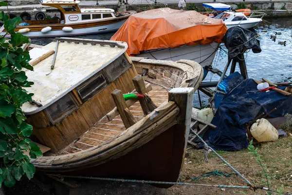Брошенная Деревянная Рыбацкая Лодка Переднем Плане Рядом Босфором Стамбуле Высокое — стоковое фото