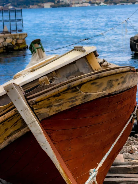 Брошенная Деревянная Рыбацкая Лодка Переднем Плане Рядом Босфором Стамбуле Высокое — стоковое фото