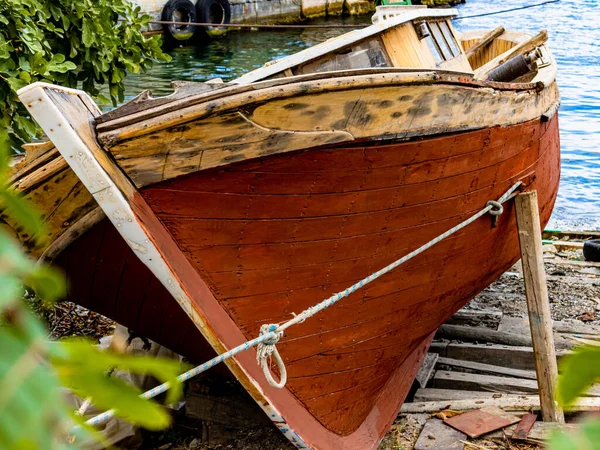İstanbul 'da İstanbul Boğazı yakınlarında terk edilmiş ahşap bir balıkçı teknesi. Yüksek kalite fotoğraf