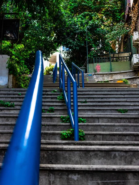 Kilátás Utcai Lépcsők Kék Korlátok Isztambulban Beyoglu Törökország Kiváló Minőségű — Stock Fotó