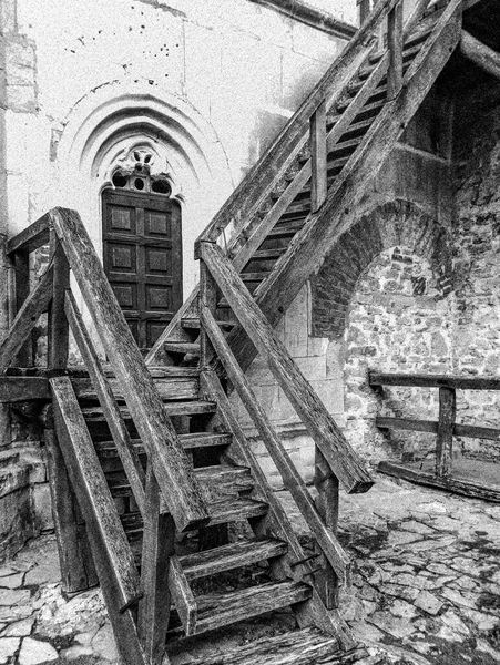 废弃城堡式房屋中楼梯破碎的木制楼梯的黑白旧照的概念 高质量的照片 — 图库照片