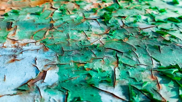 Metal bir yüzeyde eski püskü yeşil boya dokusunun makro fotoğrafı, zaman akış fotoğrafı konsepti. Yüksek kalite fotoğraf