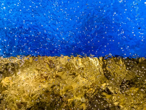 Buzun sarı-mavi dokusu Ukrayna bayrağının bir konseptidir. Soyut desen, arka plan, duvar kağıdı. Yüksek kalite fotoğraf