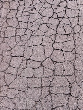 Eski yol arkaplanı - gri çatlamış asfalt yüzeyi kapat