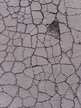 Eski yol arkaplanı - gri çatlamış asfalt yüzeyi kapat